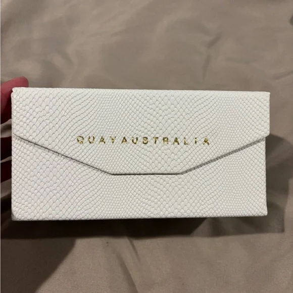 Quay Australia White Clutch Bag - Picture 1 of 3